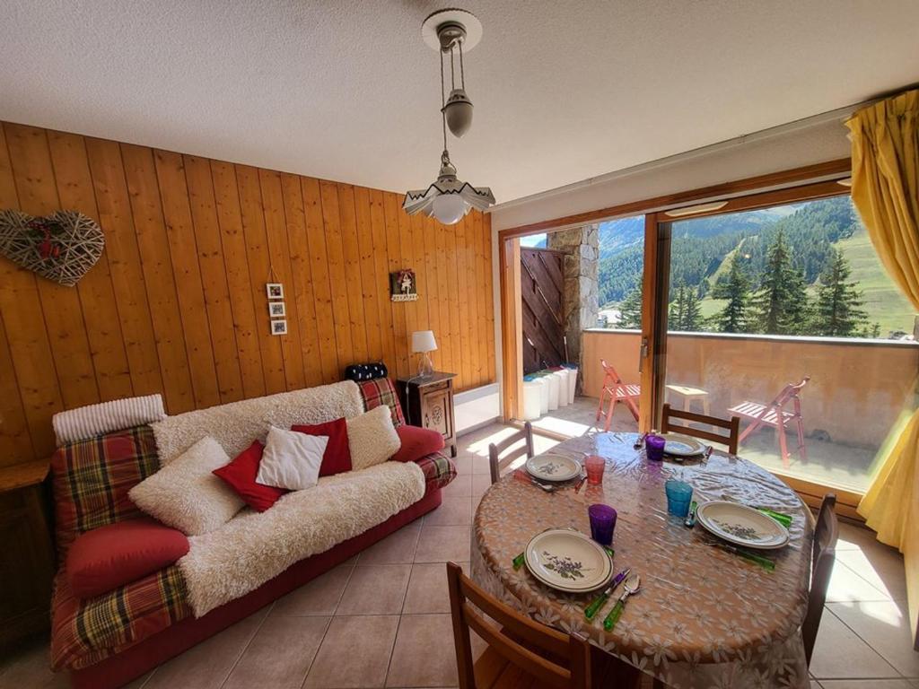 un salon avec un canapé et une table dans l'établissement Charmant appartement 2 pièces avec balcon à Montgenèvre - FR-1-266-235, à Montgenèvre