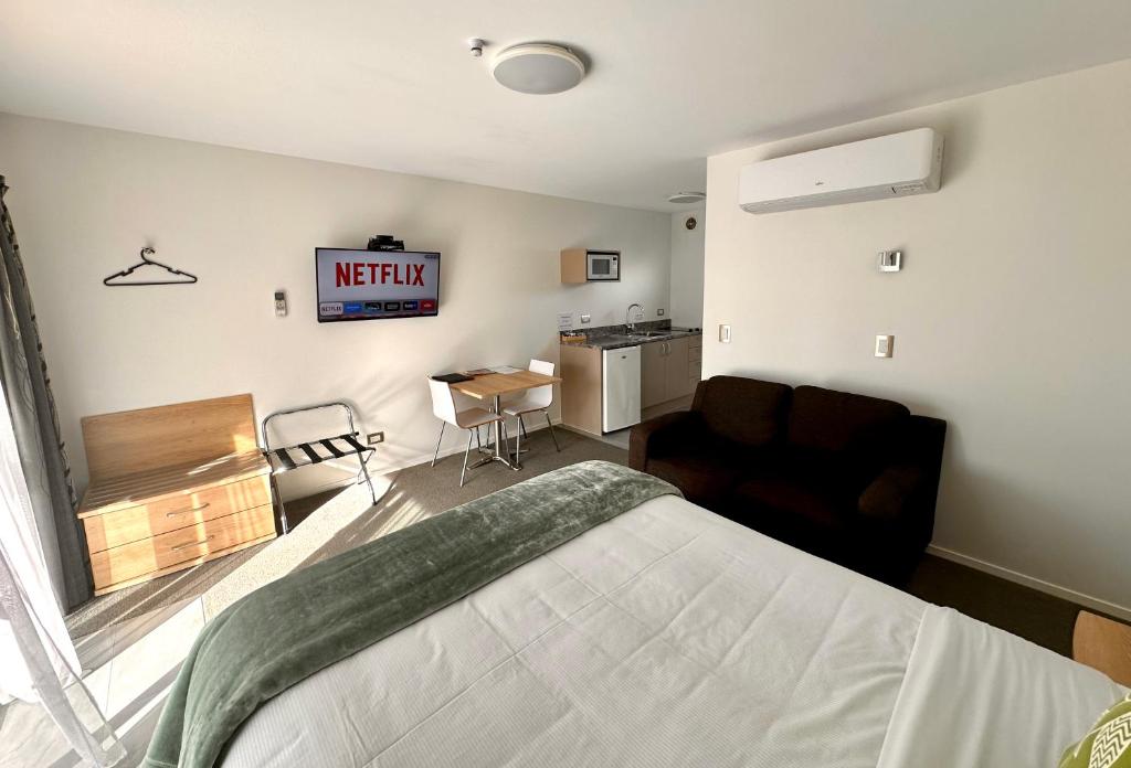 
Studio with Queen Bed
