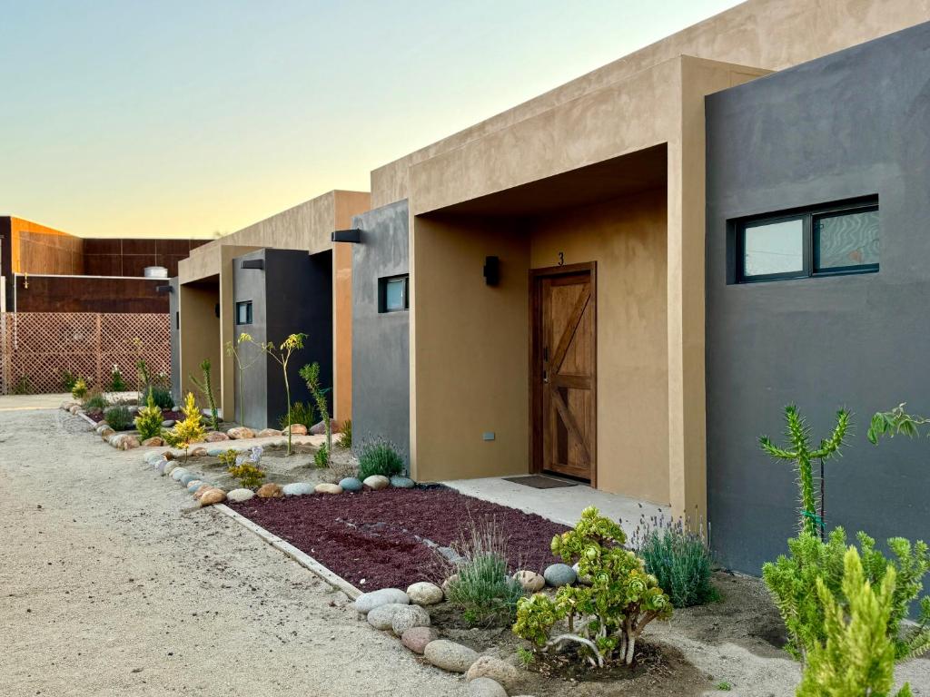 バジェ・デ・グアダルーペにあるEstancia Cataviña Valle de Guadalupeの木製のドアのある砂漠の家