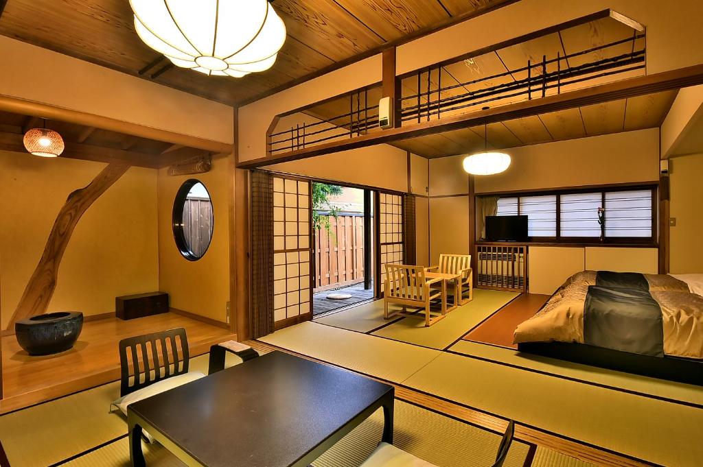 Posezení v ubytování 戸倉上山田温泉玉の湯