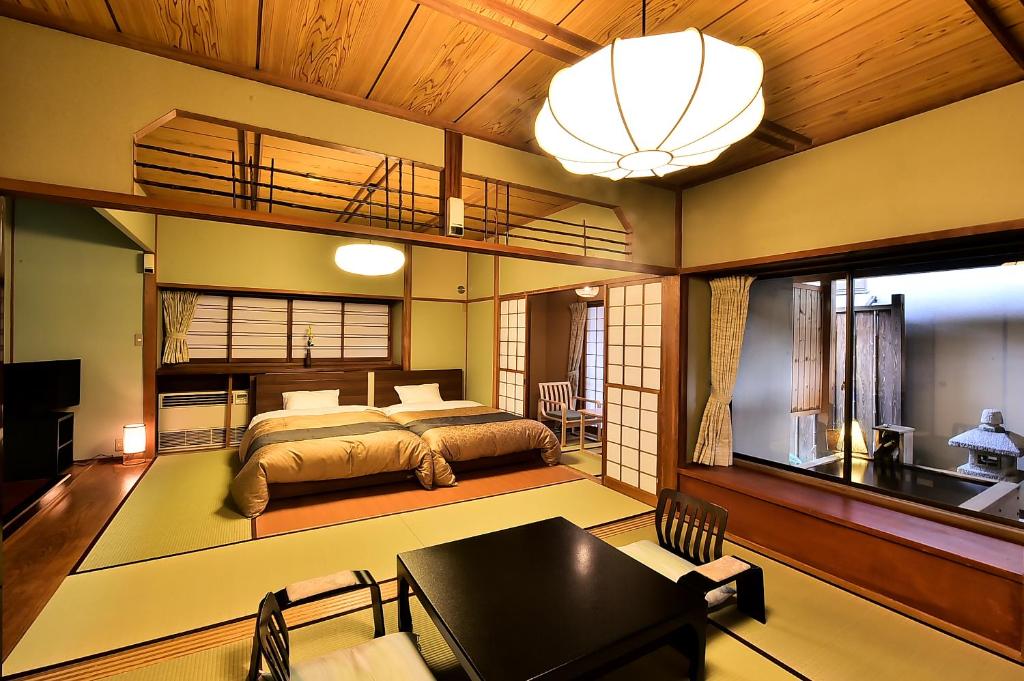Postel nebo postele na pokoji v ubytování 戸倉上山田温泉玉の湯