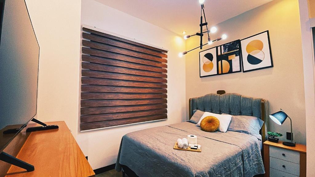 une chambre avec un lit avec une tête de lit en bois dans l'établissement Luxury Penthouse Apartamento Guatemala zona 10, à Guatemala