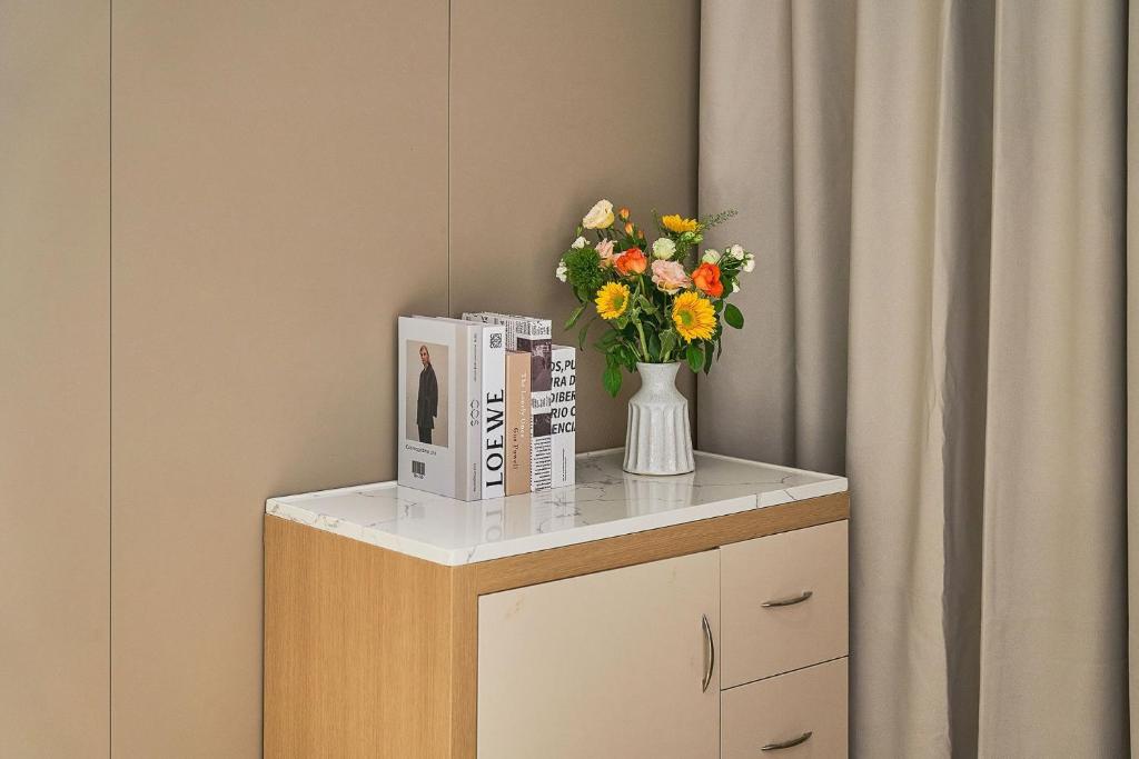 Příslušenství pro přípravu čaje a kávy v ubytování Meiye Hotel Zhujiang Newtown - Wuyangcun Metro - Canton Fair