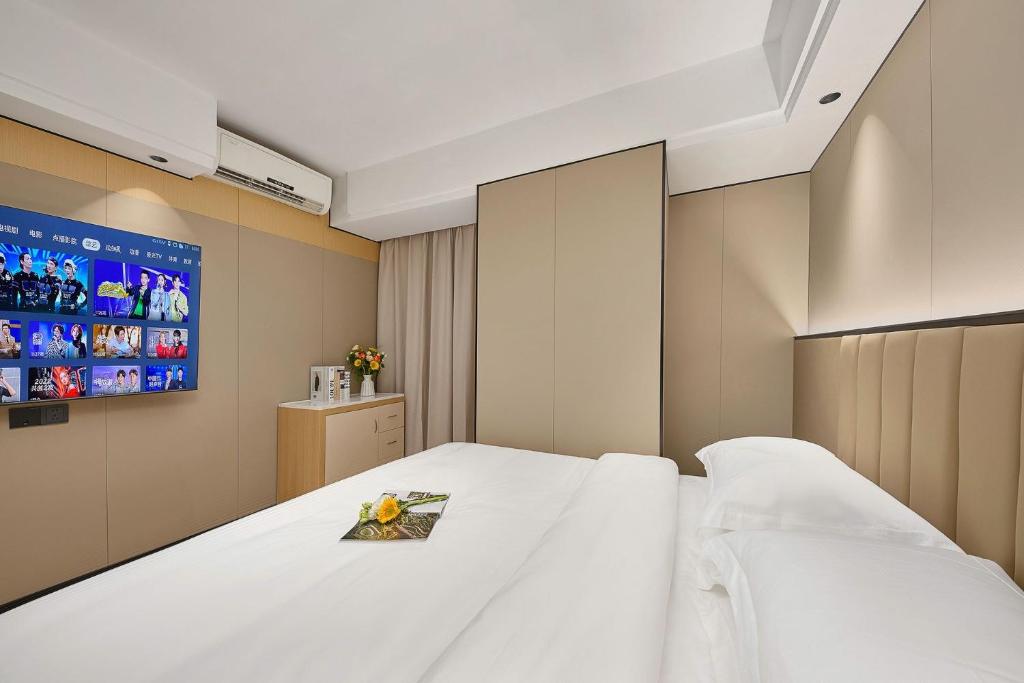 Postel nebo postele na pokoji v ubytování Meiye Hotel Zhujiang Newtown - Wuyangcun Metro - Canton Fair