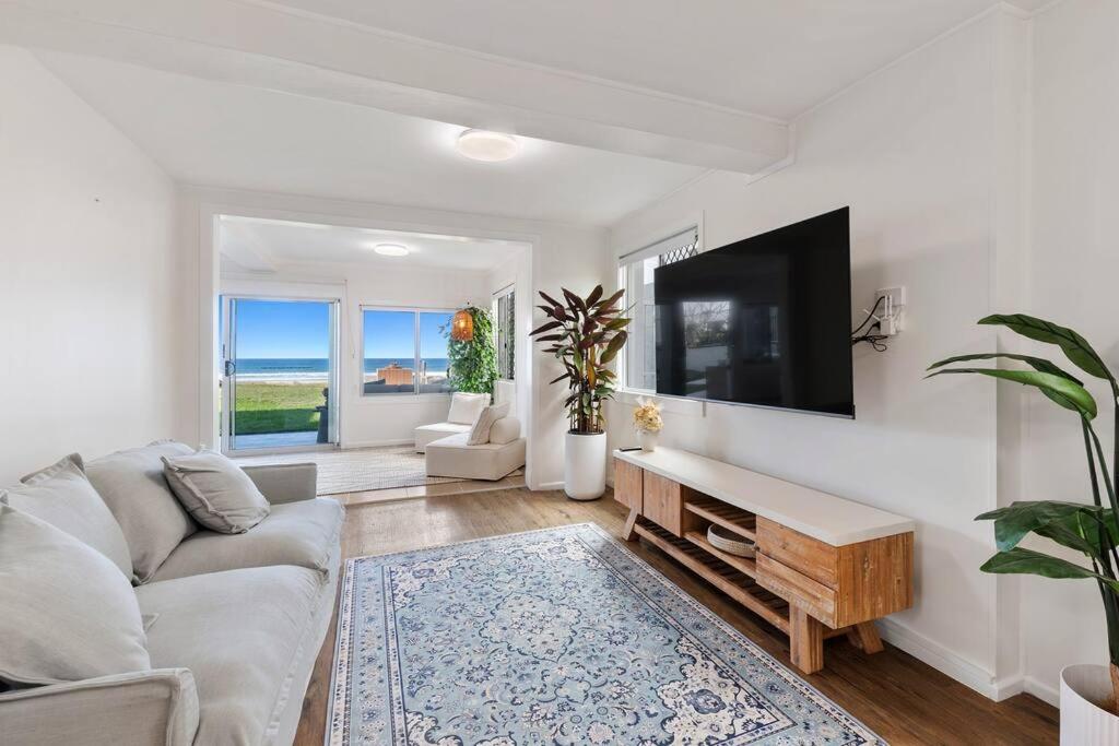 Μια τηλεόραση ή/και κέντρο ψυχαγωγίας στο Seaside Serenity Exclusive Beachfront Escape