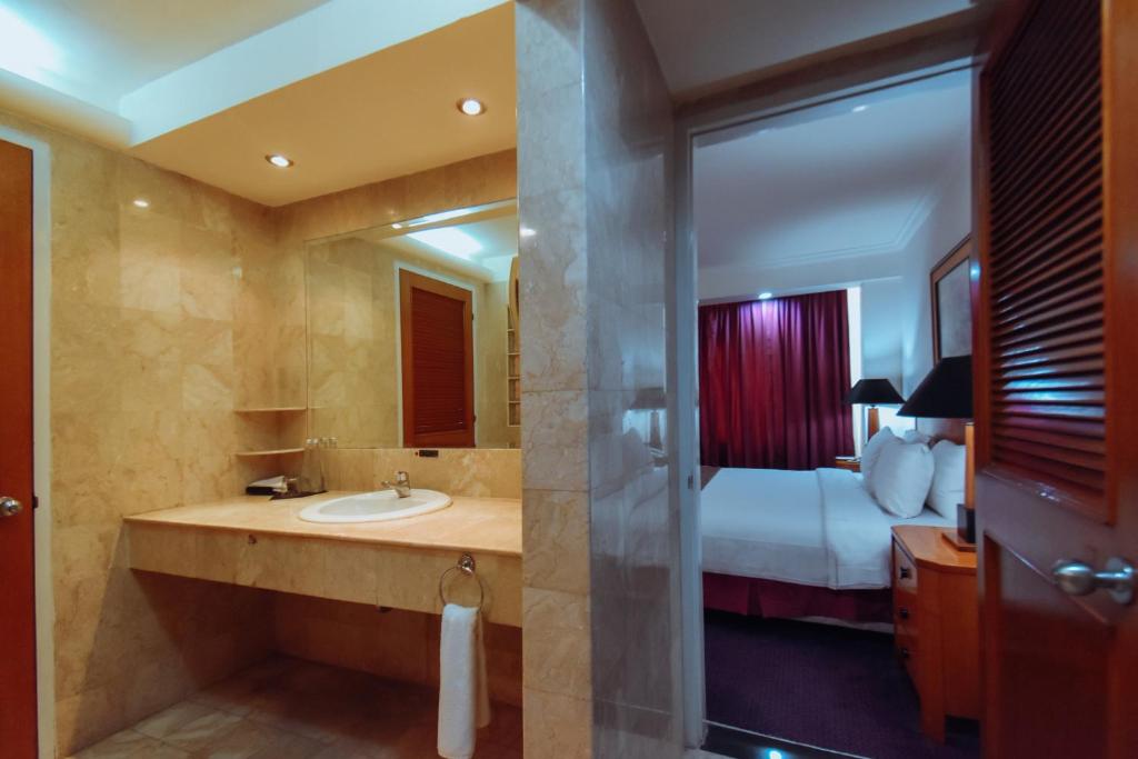 Surabaya Suites Hotel Powered by Archipelago - Deluxe King Suite