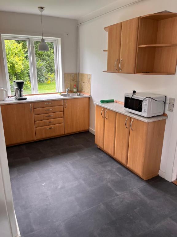 Kuchyň nebo kuchyňský kout v ubytování Hyggeligt hus