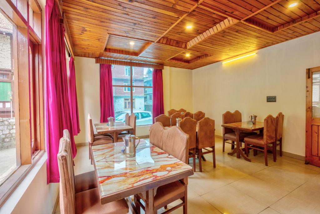Posezení v ubytování HOTEL ROyAL THE MALL MANALI