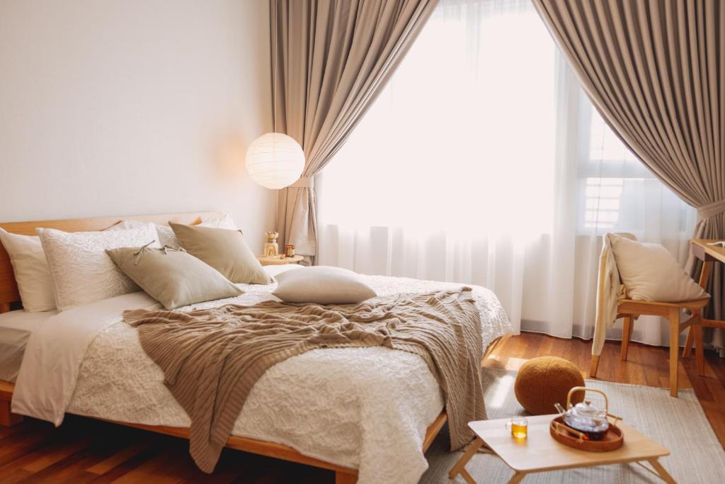 Postel nebo postele na pokoji v ubytování NaiBnB in Impiria Residensi