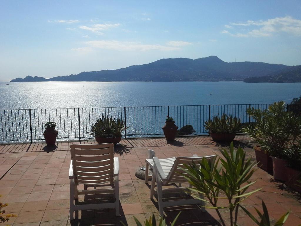 d'une terrasse avec des chaises et une vue sur l'eau. dans l'établissement Casa Monteprato, à Zoagli