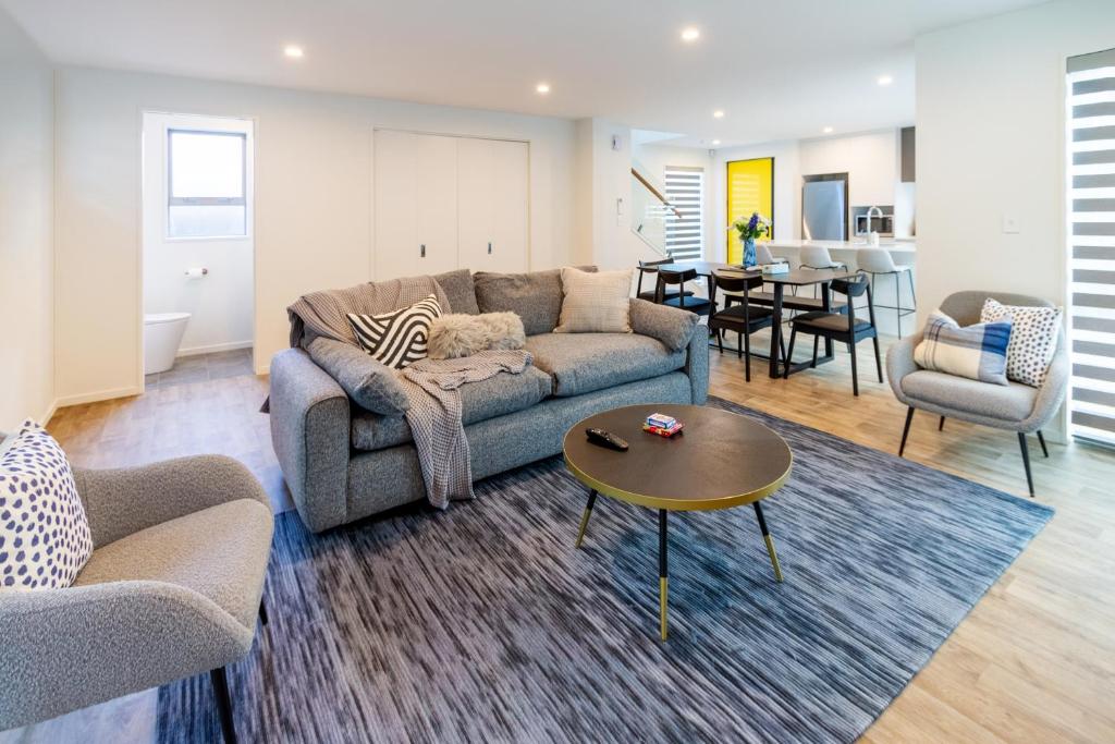 LinwoodにあるUrban comfort and parking near Avebury Parkのソファとテーブルのあるリビングルーム