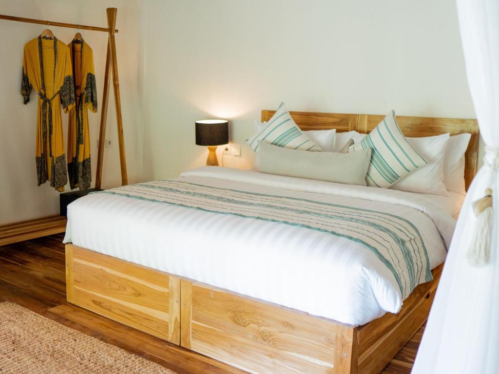 Postel nebo postele na pokoji v ubytování Dejama Glamping Resort Lombok