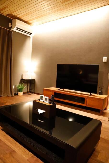 TV a/nebo společenská místnost v ubytování Fujiyoshida house, 2 toilet 2 bathroom, Mt Fuji view, 4 living room, free parking 5 cars, projector, washmachine, pet ok