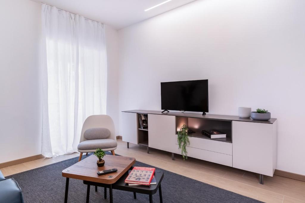 Televiisor ja/või meelelahutuskeskus majutusasutuses JOIVY Cavour Luxury Apartments