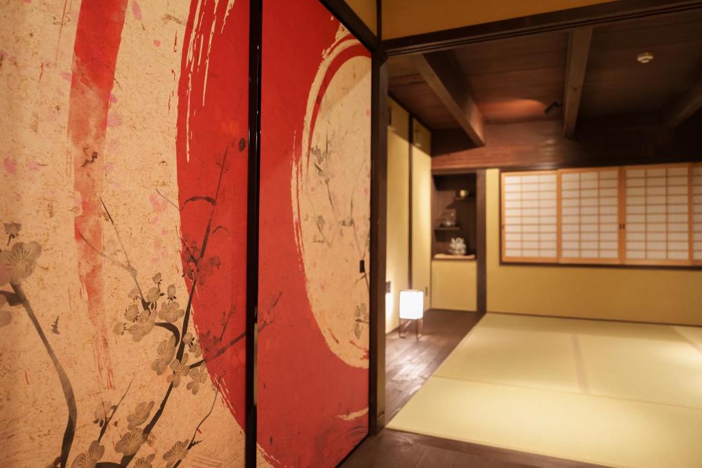 Postel nebo postele na pokoji v ubytování 姫路城下町古民家旅館 侘寂