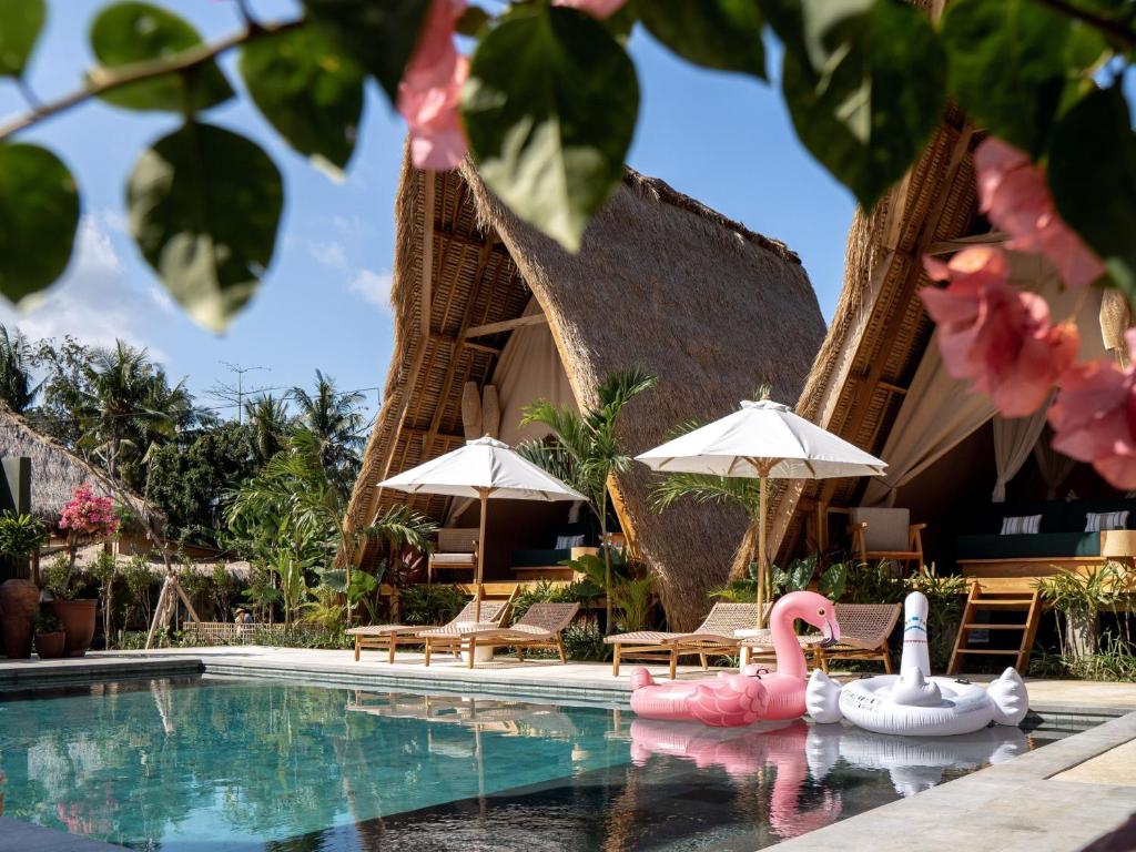 Bazén v ubytování Dejama Glamping Resort Lombok nebo v jeho okolí