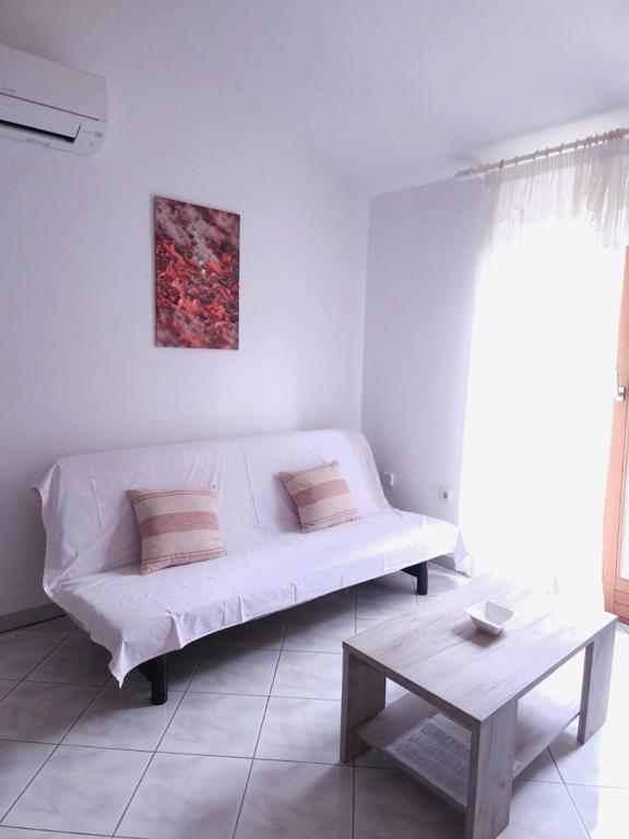 Postel nebo postele na pokoji v ubytování Lorena Apartments in Pula