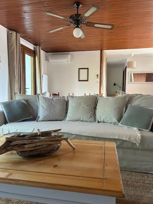 un salon avec un canapé et une table dans l'établissement Maison Les Pins, à Lagorce