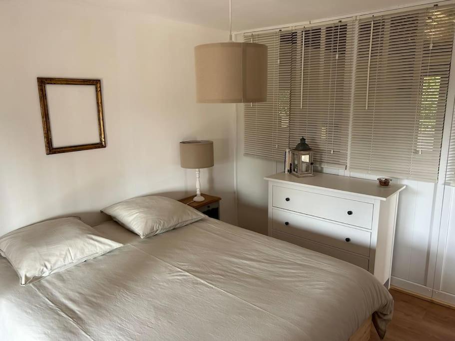 Maison Les Pinsにあるベッド