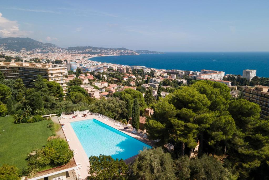 - une vue aérienne sur une piscine avec une ville et l'océan dans l'établissement Nice Renting - ABBAYE - Luxury Penthouse Sea View Pool Tennis Parking, à Nice
