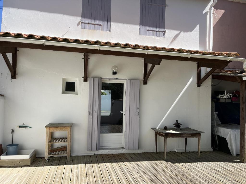Balkon lub taras w obiekcie La Villa K NARD au centre de Saint Trojan