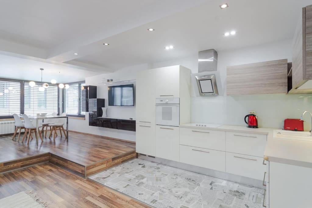 Modern apt for 6 guests, central station, self check-in