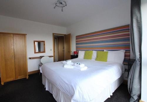 Postel nebo postele na pokoji v ubytování Waves Guest Suites