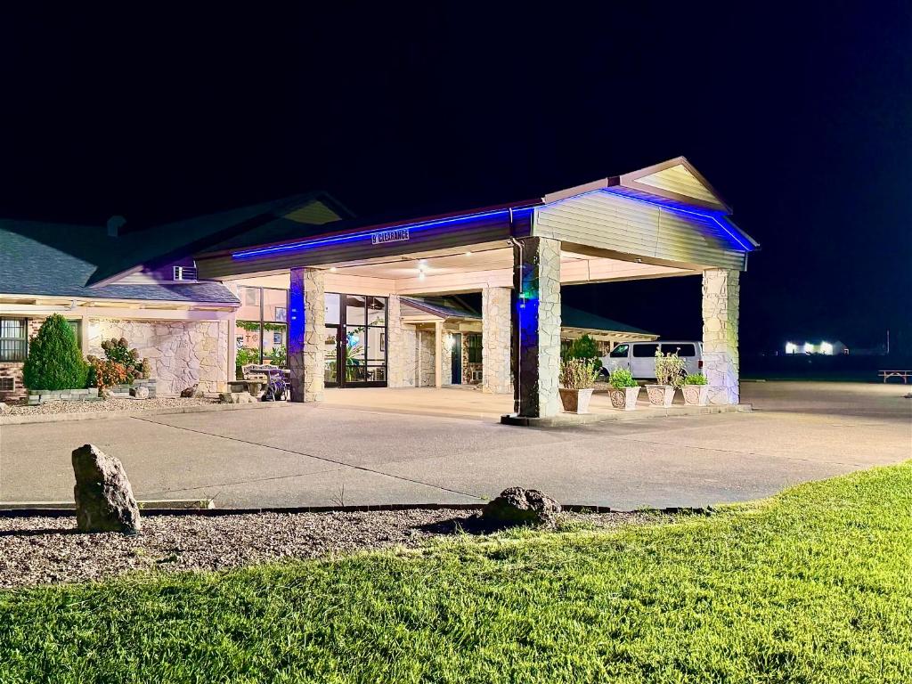un edificio con luces azules por la noche en Owensville Inn, en Owensville