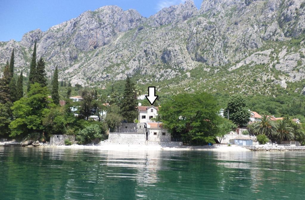 uma casa numa ilha no meio da água em Holiday Home Ametist em Kotor