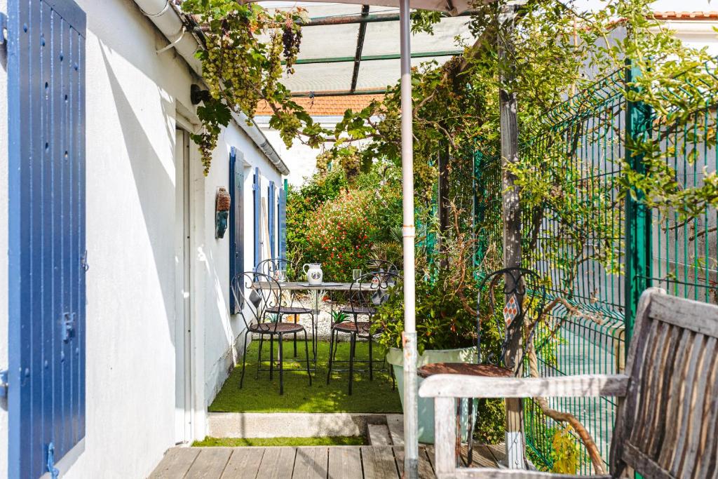 un patio extérieur avec une table et des chaises dans l'établissement Maisonnette centre ville, à La Rochelle