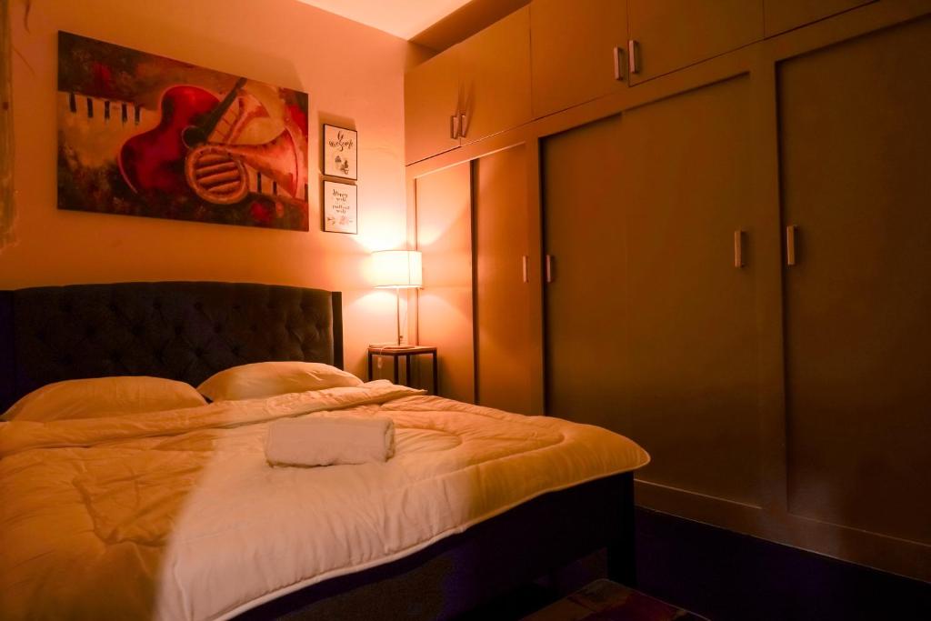 Postel nebo postele na pokoji v ubytování Calm House near Enchanted Kingdom Sta Rosa with Free Parking, Wifi, Netflix