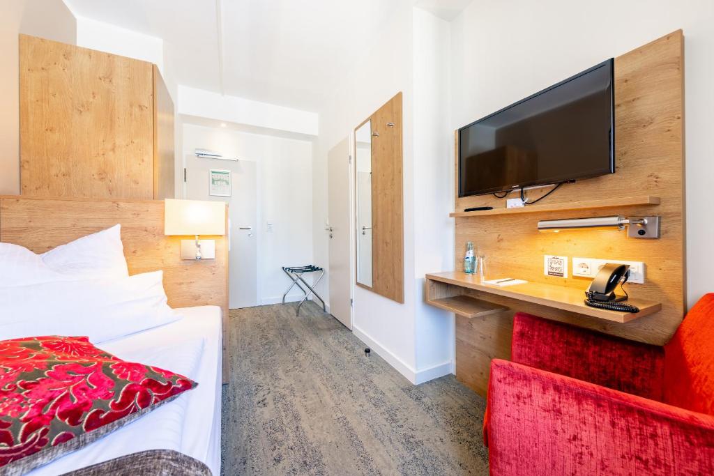 Uma TV ou centro de entretenimento em Maingau Hotel