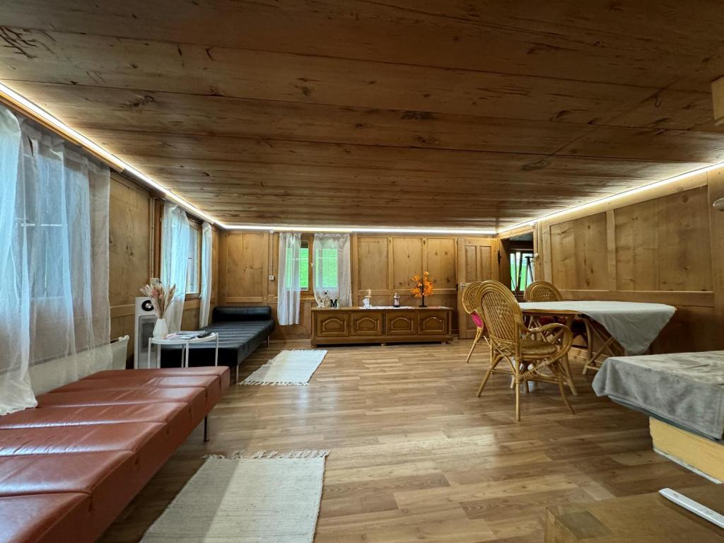 Posezení v ubytování Freundliche 2-Zimmer-Erdgeschosswohnung mit Garten in Seeberg