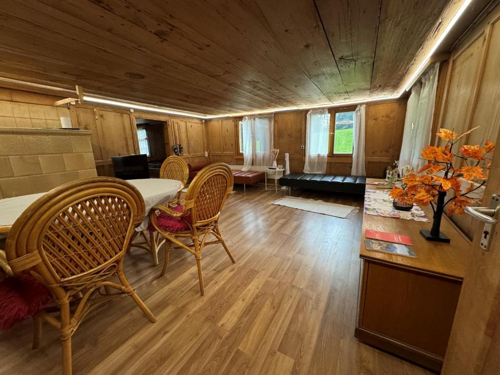 Posezení v ubytování Freundliche 2-Zimmer-Erdgeschosswohnung mit Garten in Seeberg