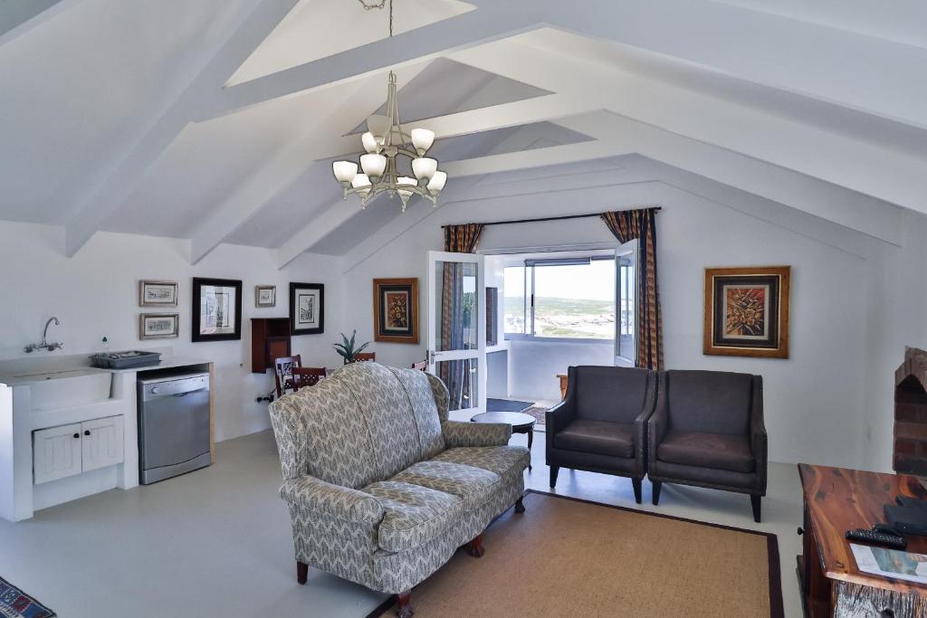 un soggiorno con un divano e una sedia di Dreamcatcher Sage a Paternoster