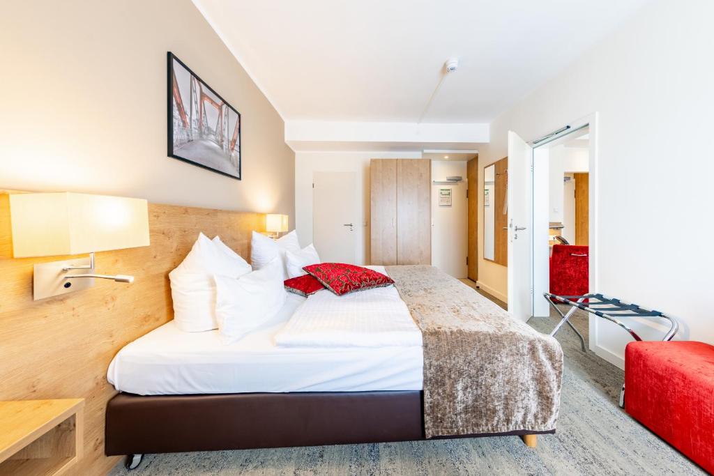 Cama ou camas em um quarto em Maingau Hotel