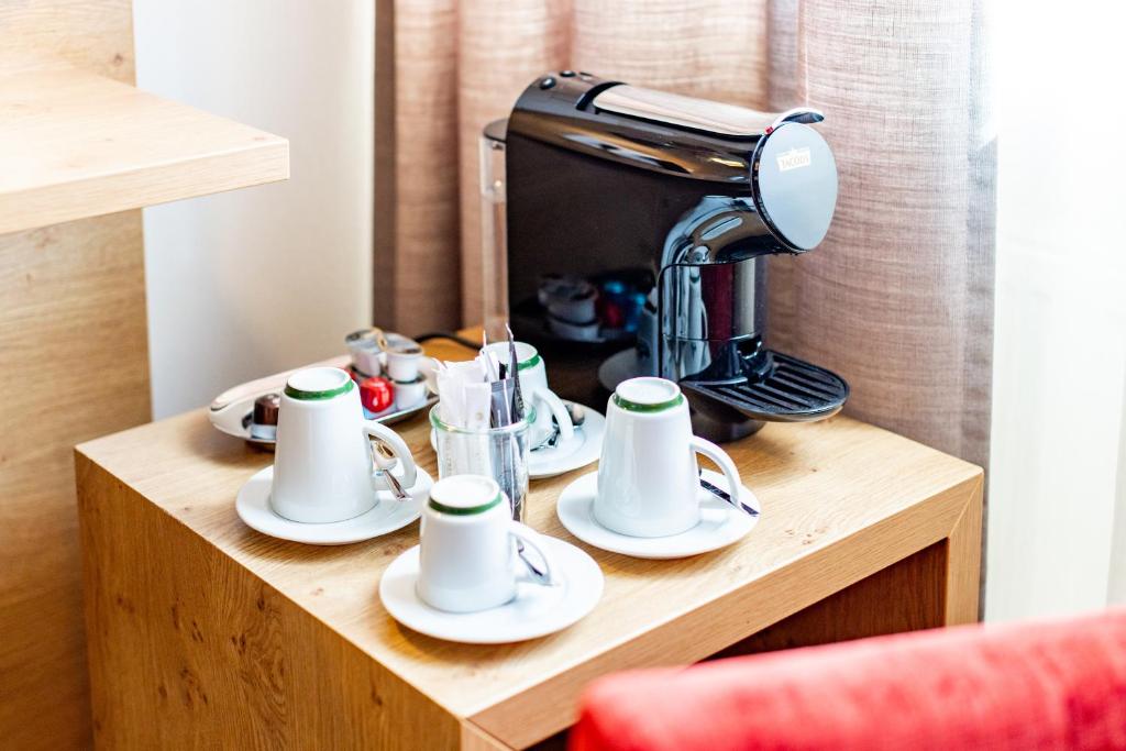 Comodidades para preparar café e chá em Maingau Hotel