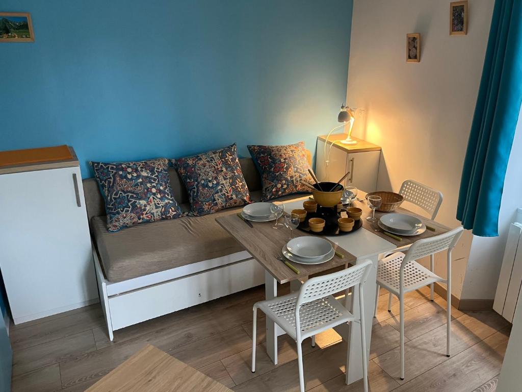 un salon avec un canapé, une table et des chaises dans l'établissement Le Sancy nectaire, à Saint-Nectaire