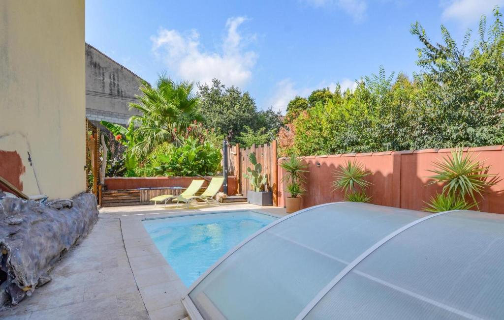 ein Swimmingpool im Hinterhof eines Hauses in der Unterkunft 3 Bedroom Stunning Home In Arles in Arles