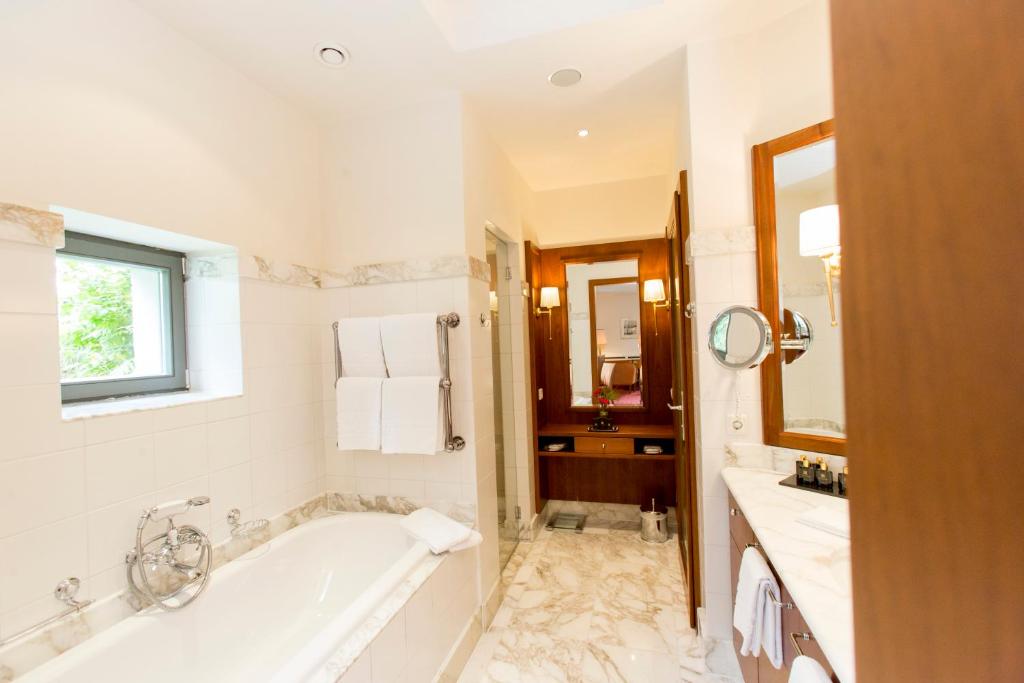 Hotel Schloss Mönchstein - 5