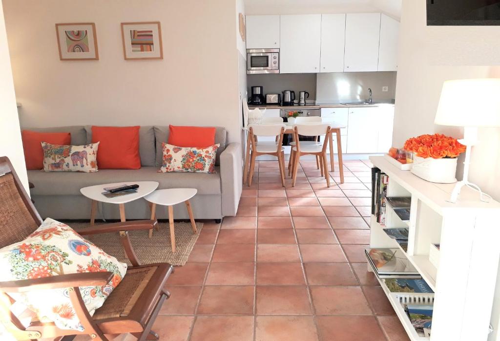 Kuchnia lub aneks kuchenny w obiekcie alaia apartamento
