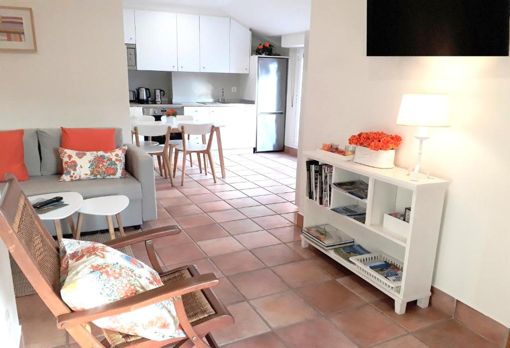 salon z kanapą i stołem w obiekcie alaia apartamento w mieście Zarautz