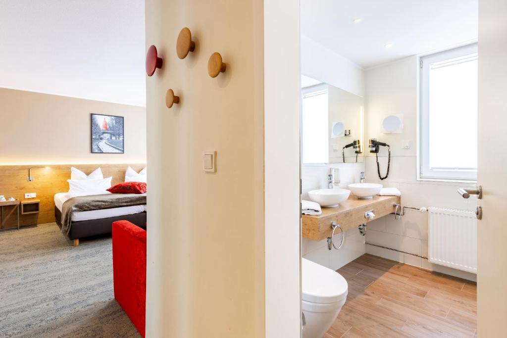 Cama ou camas em um quarto em Maingau Hotel