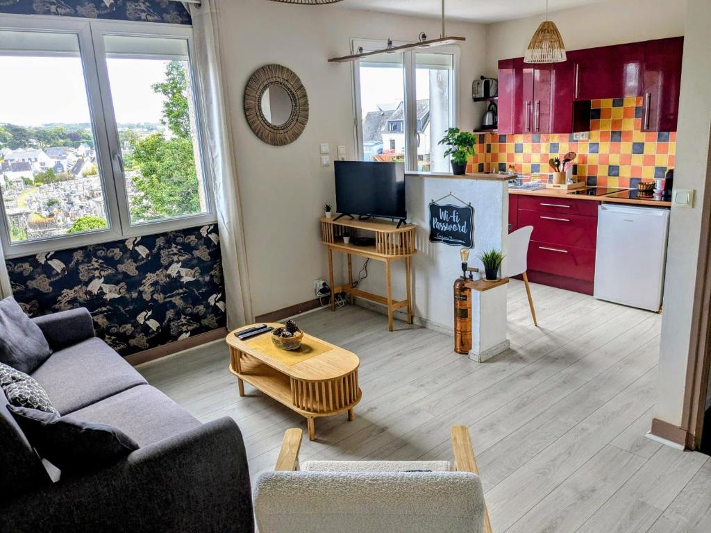 un salon avec un canapé et une table dans l'établissement Kerjana, à Concarneau