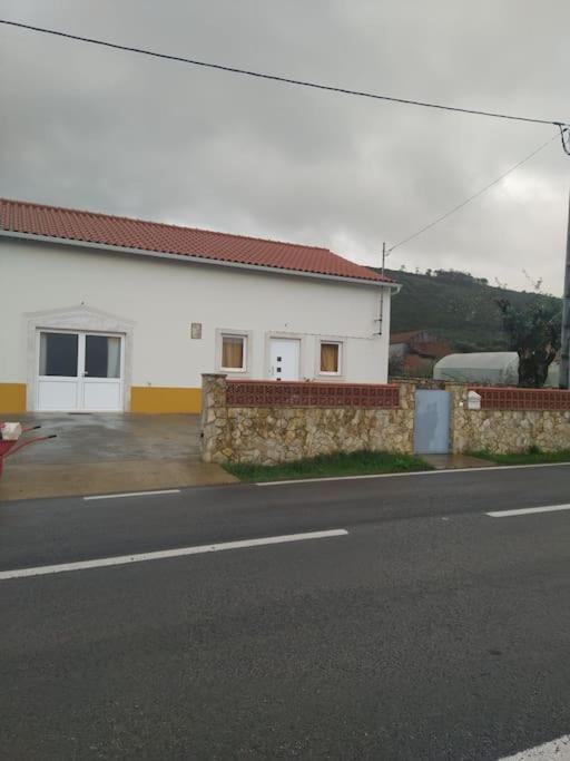 a white building on the side of a street at Quintal do Ti Zaquiel in Casais do Chão da Mendiga
