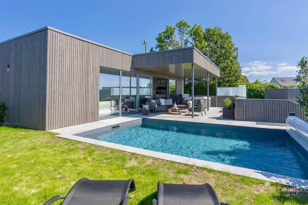 Bazén v ubytování Lodge 4 you gite de luxe pour 4 personnes nebo v jeho okolí