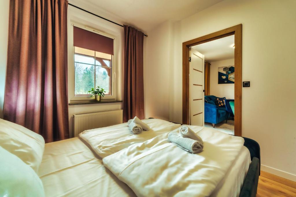 Posteľ alebo postele v izbe v ubytovaní Ametyst A2 - Apartament Rodzinny - Prywatna SAUNA