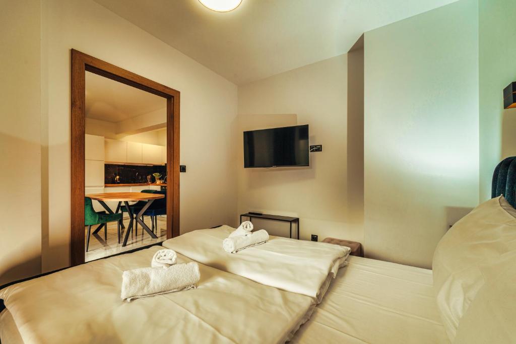 Posteľ alebo postele v izbe v ubytovaní Ametyst A2 - Apartament Rodzinny - Prywatna SAUNA