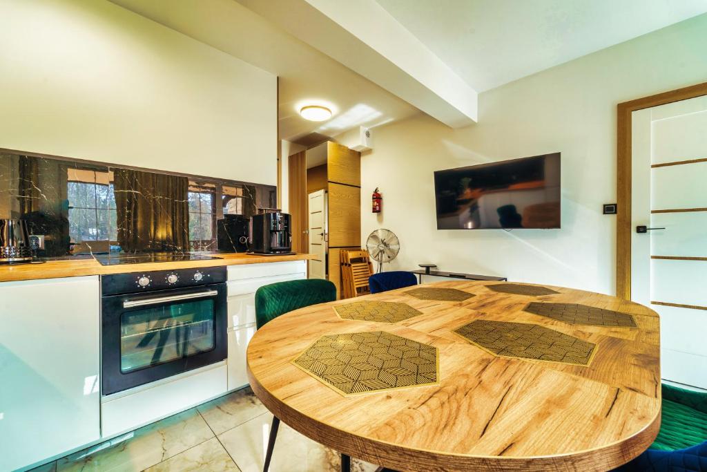 Kuchyňa alebo kuchynka v ubytovaní Ametyst A2 - Apartament Rodzinny - Prywatna SAUNA
