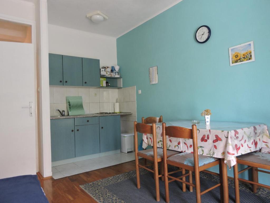 Kuchyň nebo kuchyňský kout v ubytování Apartments Ivanov